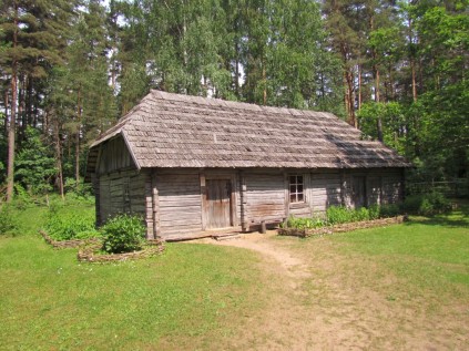 בית עם גג מרעפי עץ משנת 1888